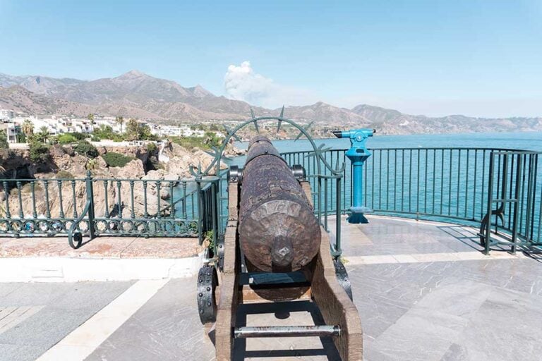 A photo of the canyon in balcon de europa viewpoint overlooking the coast and mountains in Nerja, Spain.