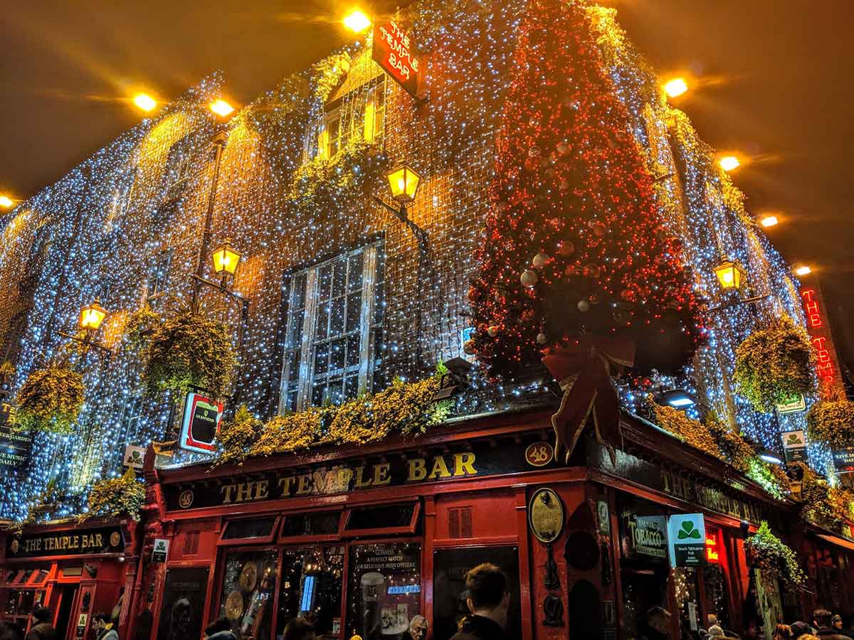 Temple bar pub at Christmas
