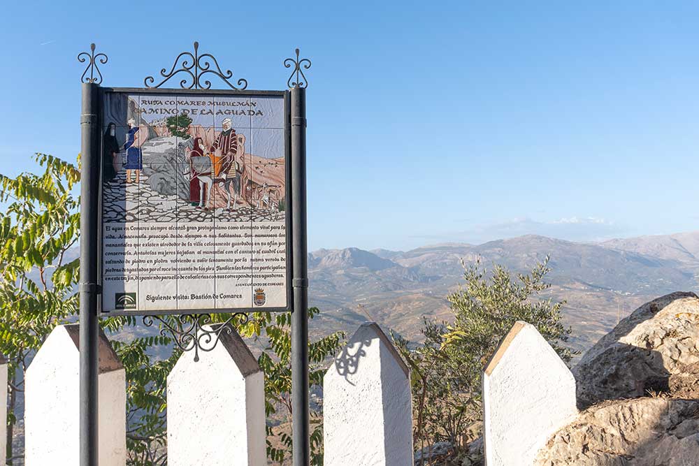 an informative ceramic post in comares