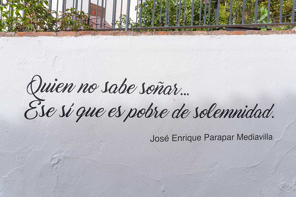 a spanish quote on a wall