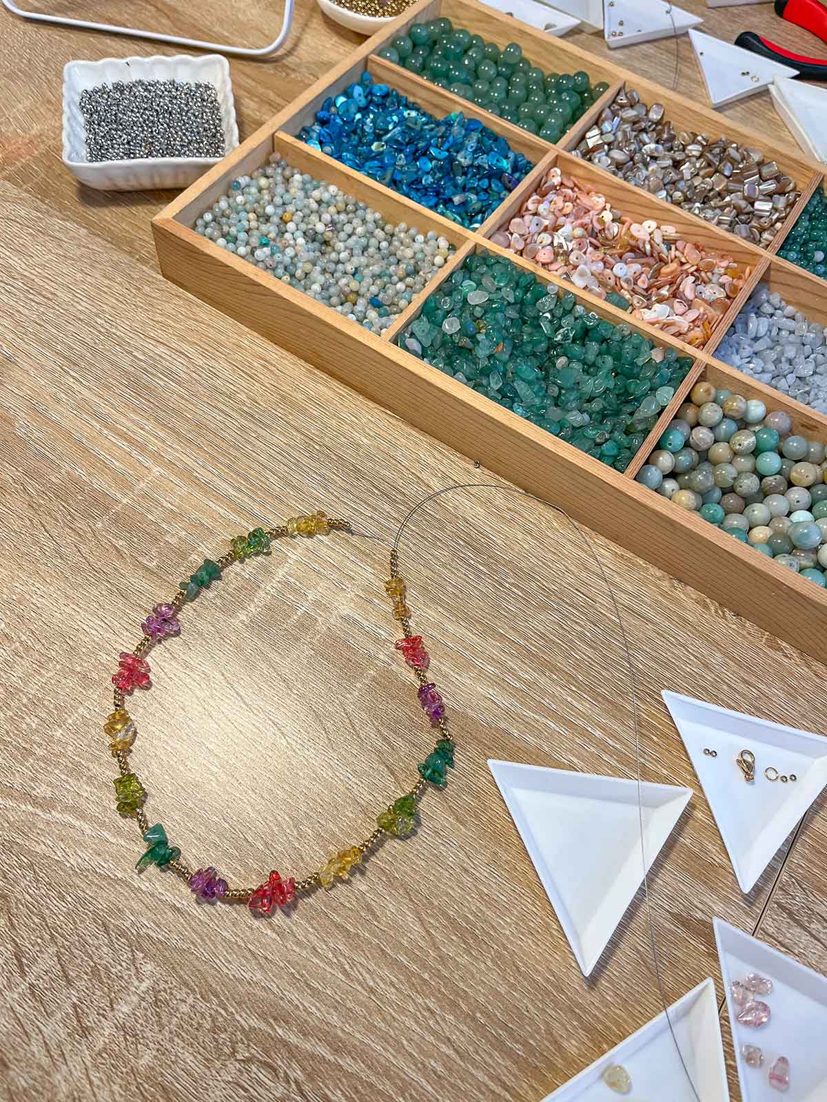 Making a colourful necklace in the Jewels and Wine workshop in Malaga.