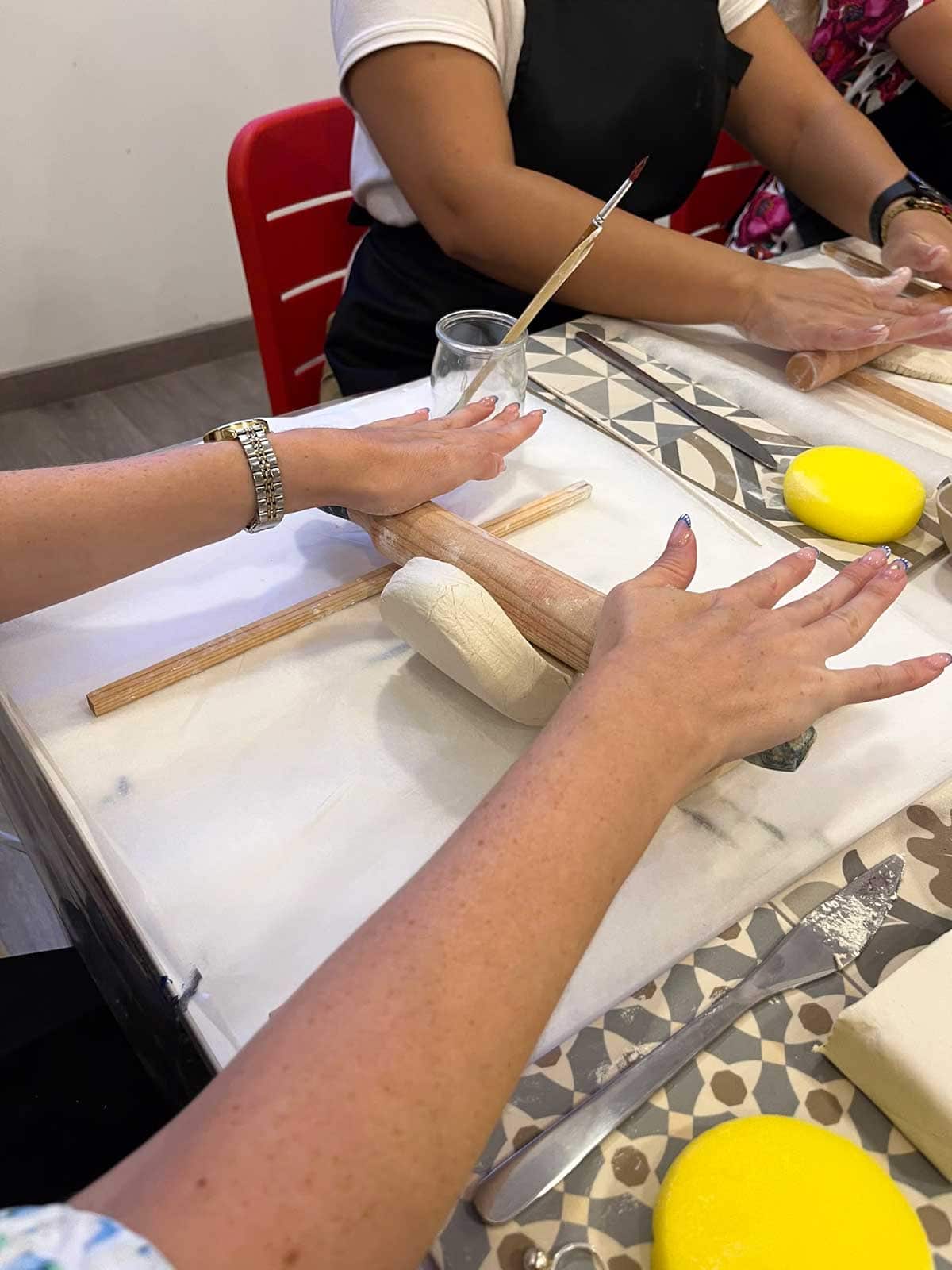 14 Useful Tips On How To Make Friends In A New Country 4 Crafts and wine in Marbella.