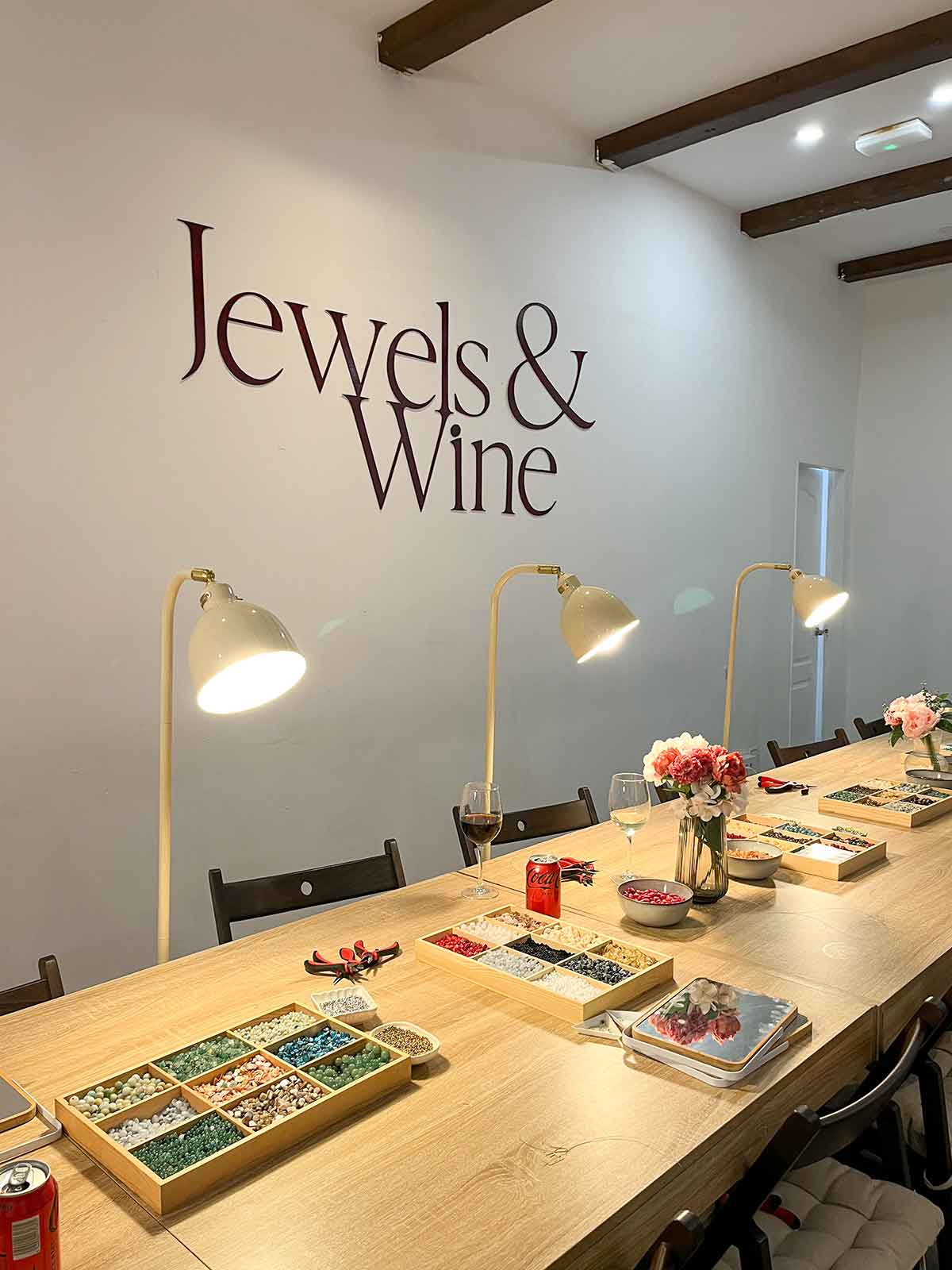 Jewels and wine workshop in Malaga city centre.