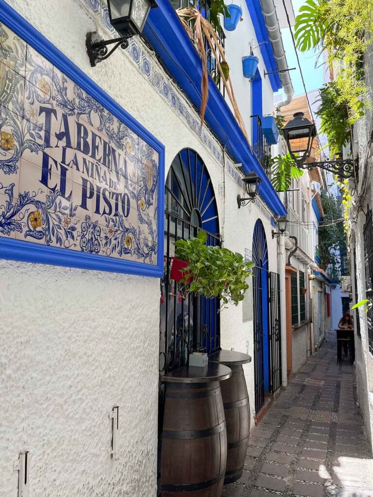 Taberna la Niña del Pisto sign.