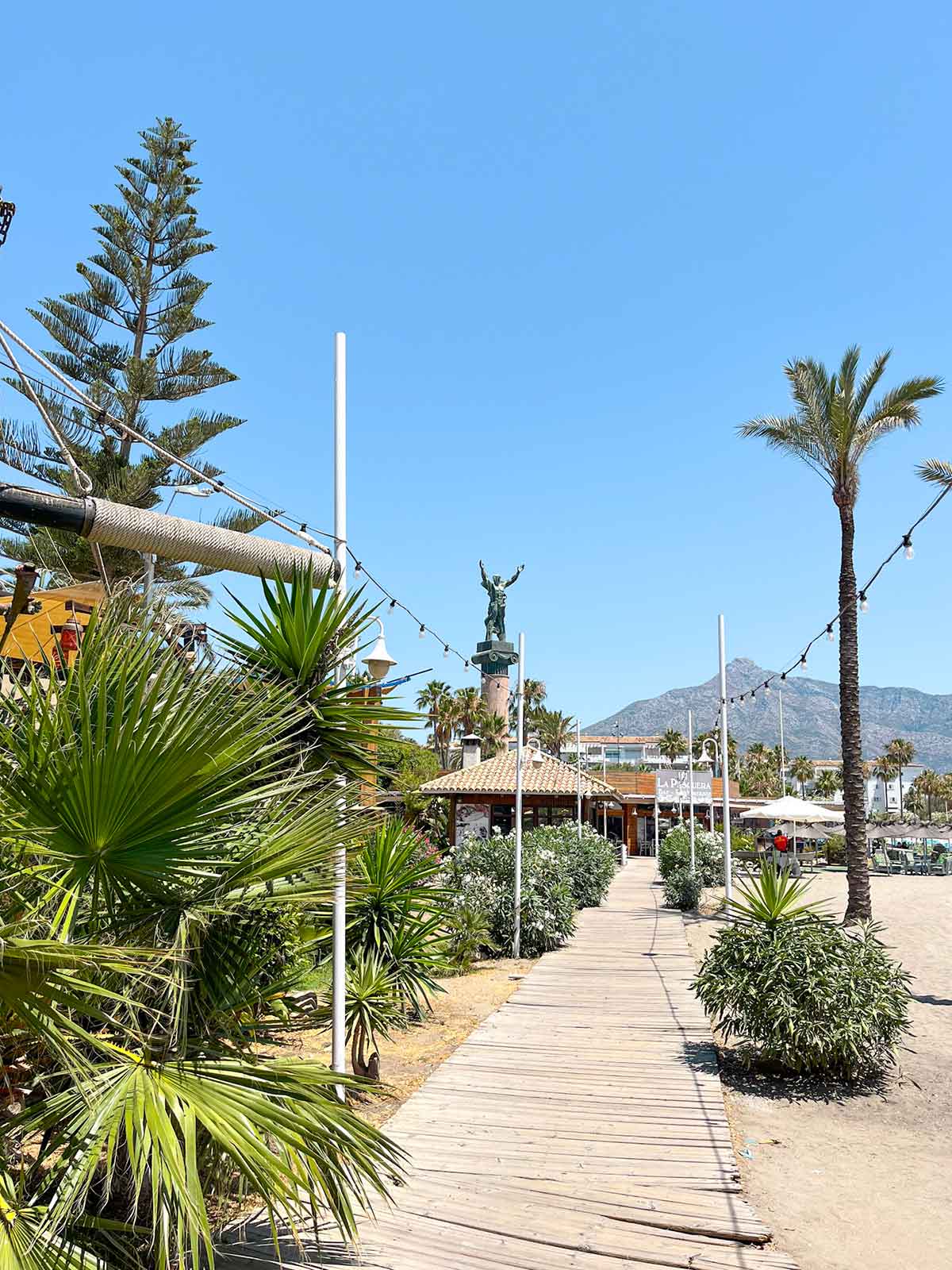 A view of Estatua de la Victoria in Puerto Banus.