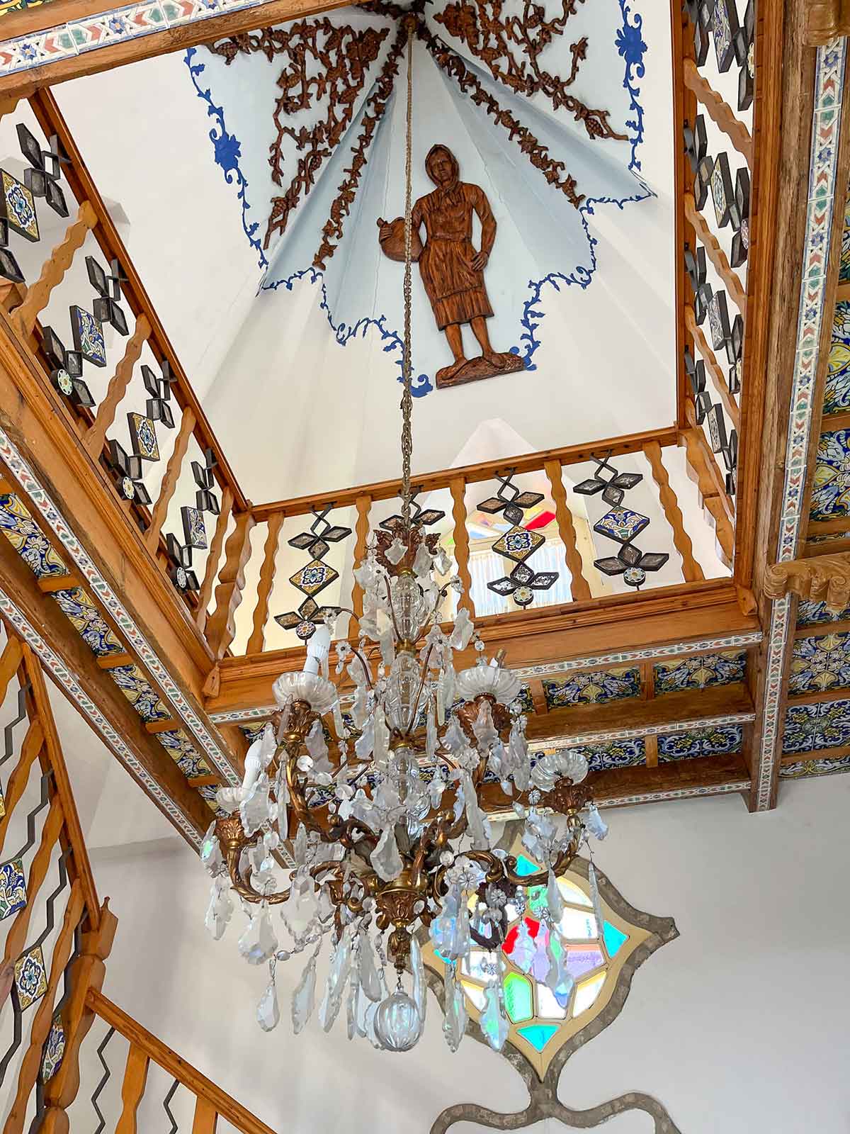 A picture of the roof and lamp at Casa Museo Axarquia.