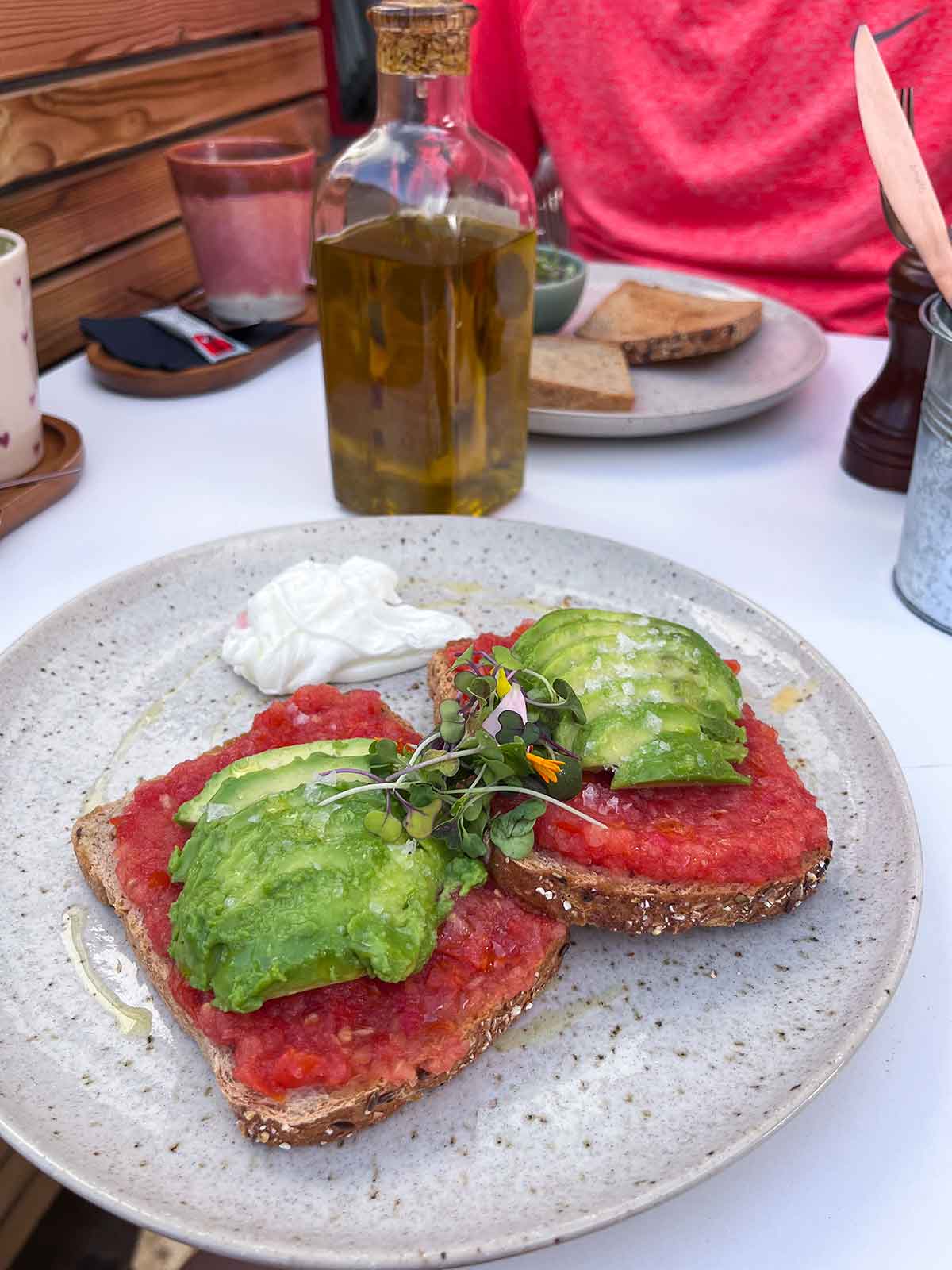 Where to Eat in Estepona (My Top Recommendations) 6 Two pieces of toast with tomato spread, olive oil and avocado.