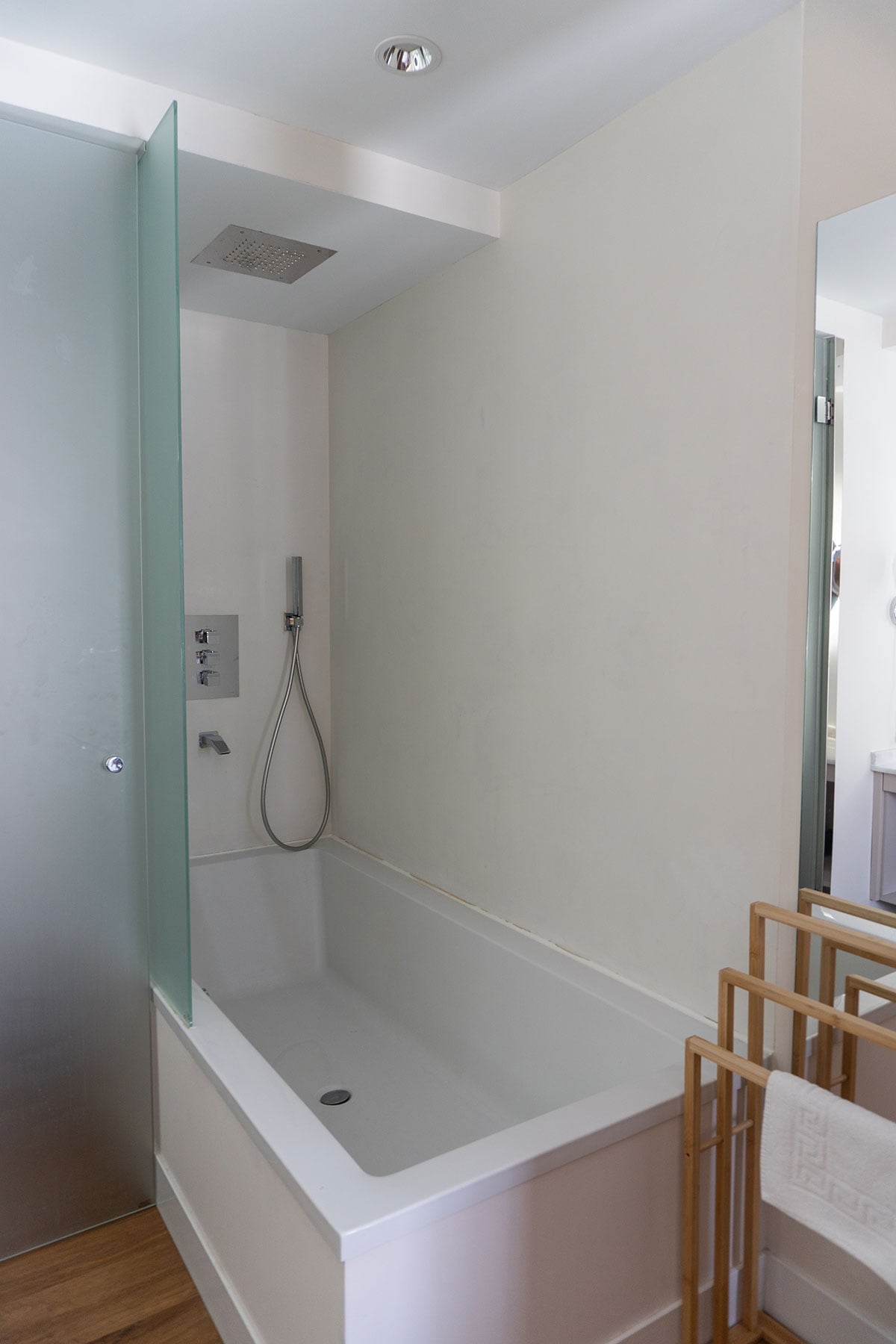 My Review of La Brisa del Mar Hotel, Estepona 6 Shower and bath at the junior suite inside La Brisa del Mar Hotel, Estepona.